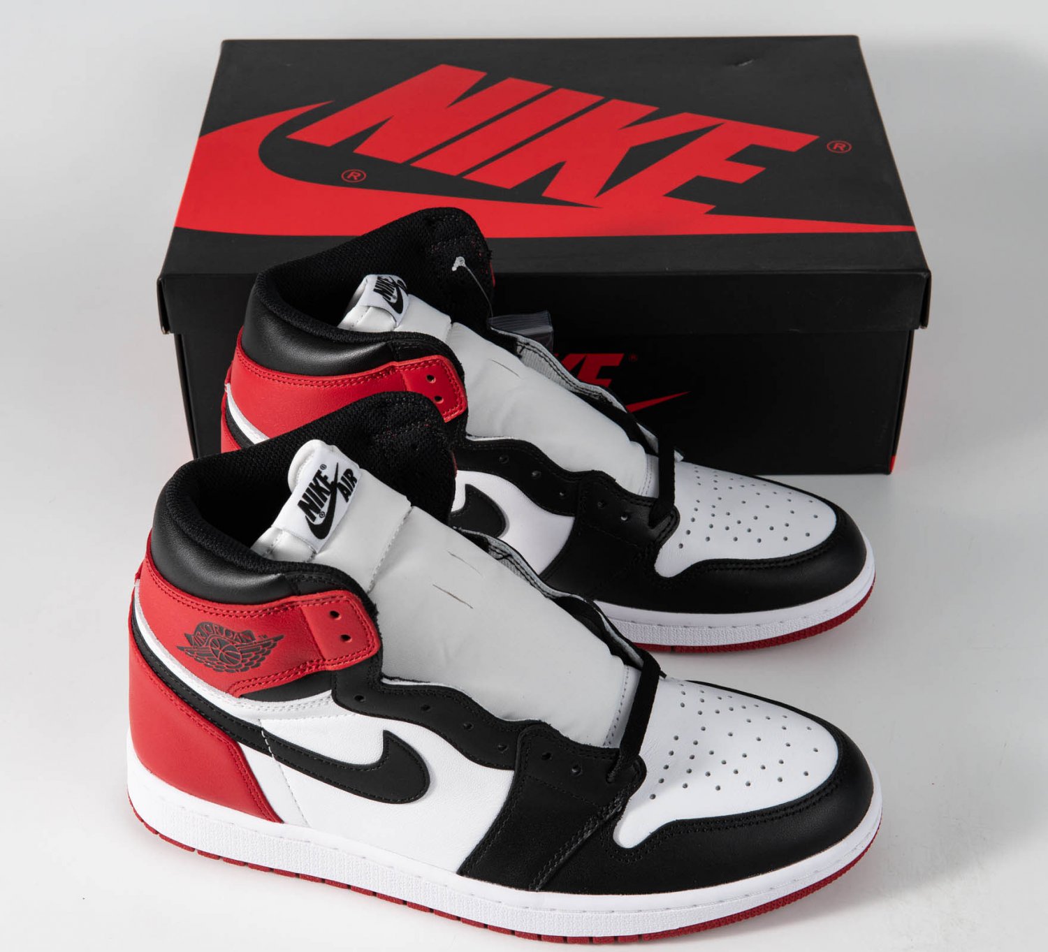 Jordan 1 Retro Black Toe 2016